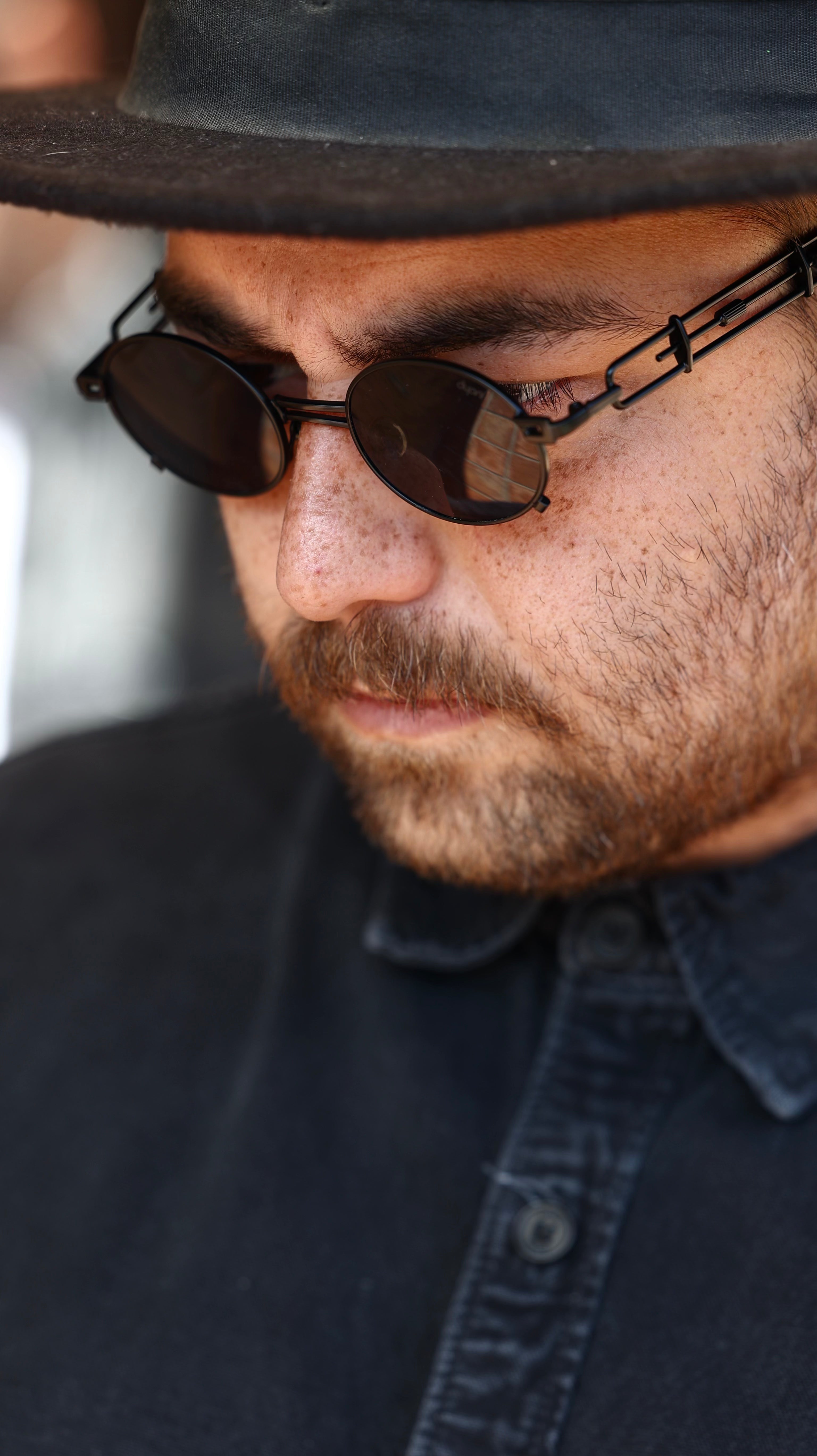 Model Wearing JazzyOval metal frame retro sunglasses with smooth oval lenses