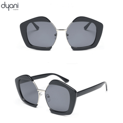 The Bellara sunglasses in glossy noir, featuring a high-volume square frame with curved edges and a polished metal bridge.