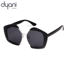 The Bellara sunglasses with high-volume square frames and polished metal bridge in glossy noir, ideal for stylish outfits.
